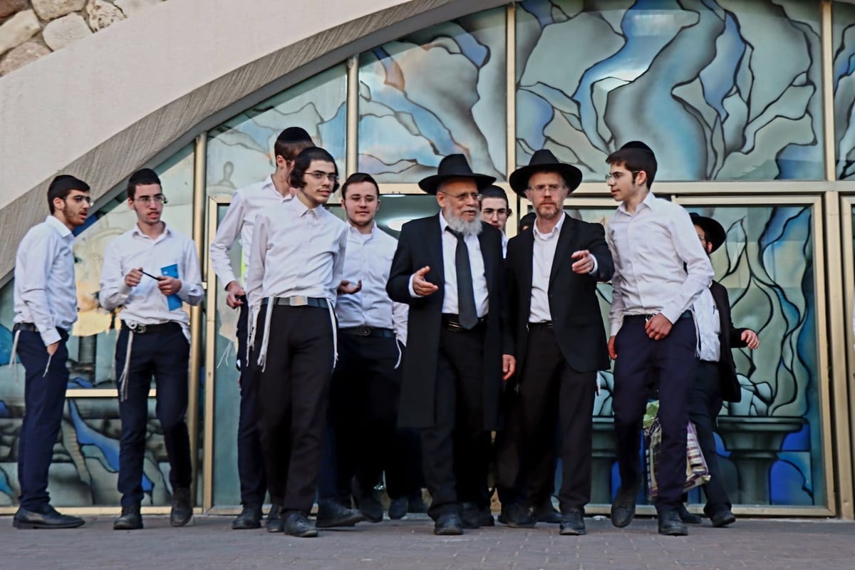 הגאון רבי דוד לוי בשיעור כללי בישיבת פוניבז'