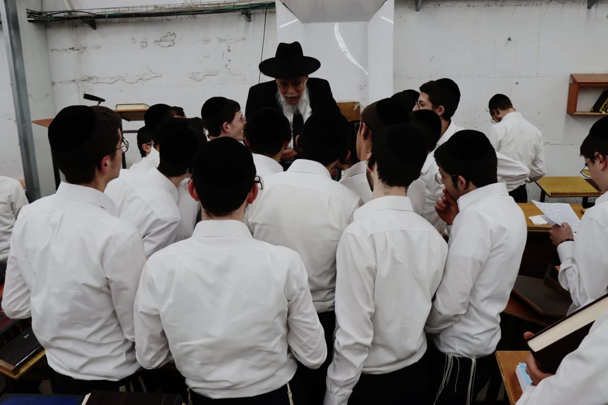 הגאון רבי דוד לוי בשיעור כללי בישיבת פוניבז'