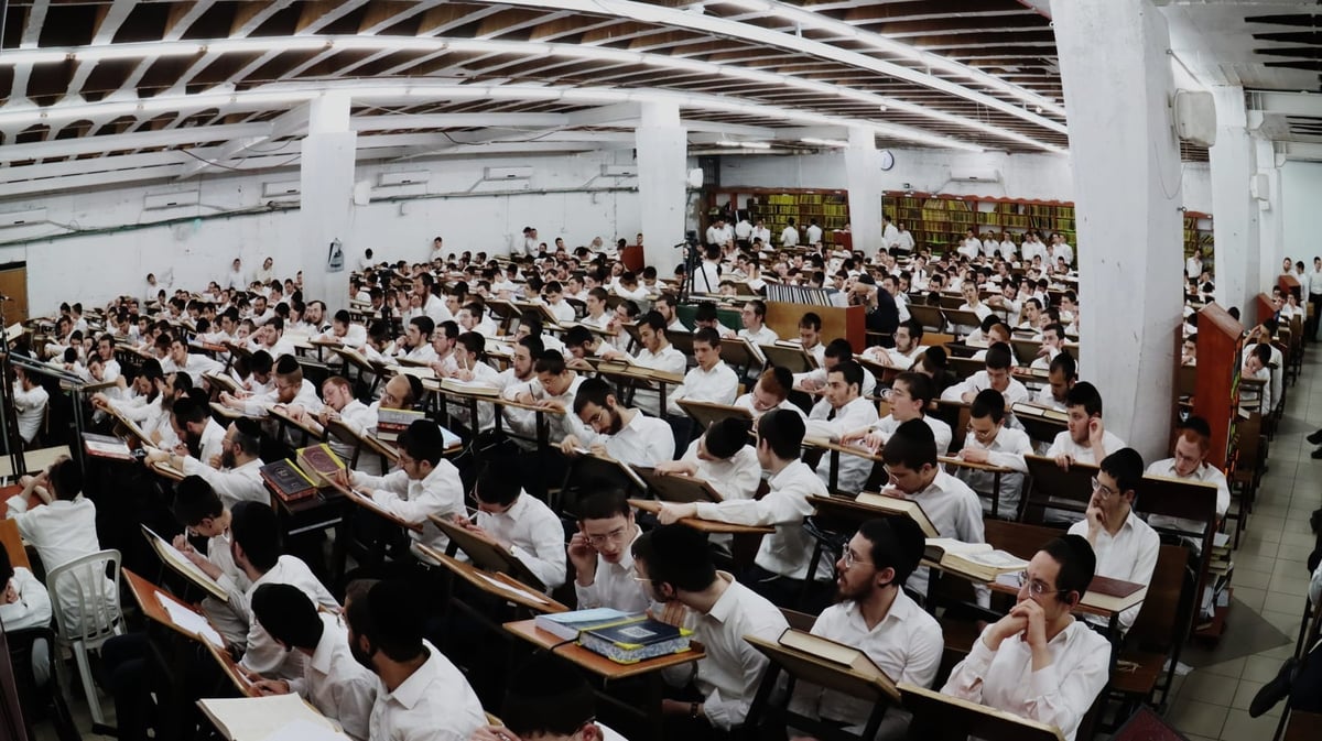 הגאון רבי דוד לוי בשיעור כללי בישיבת פוניבז'
