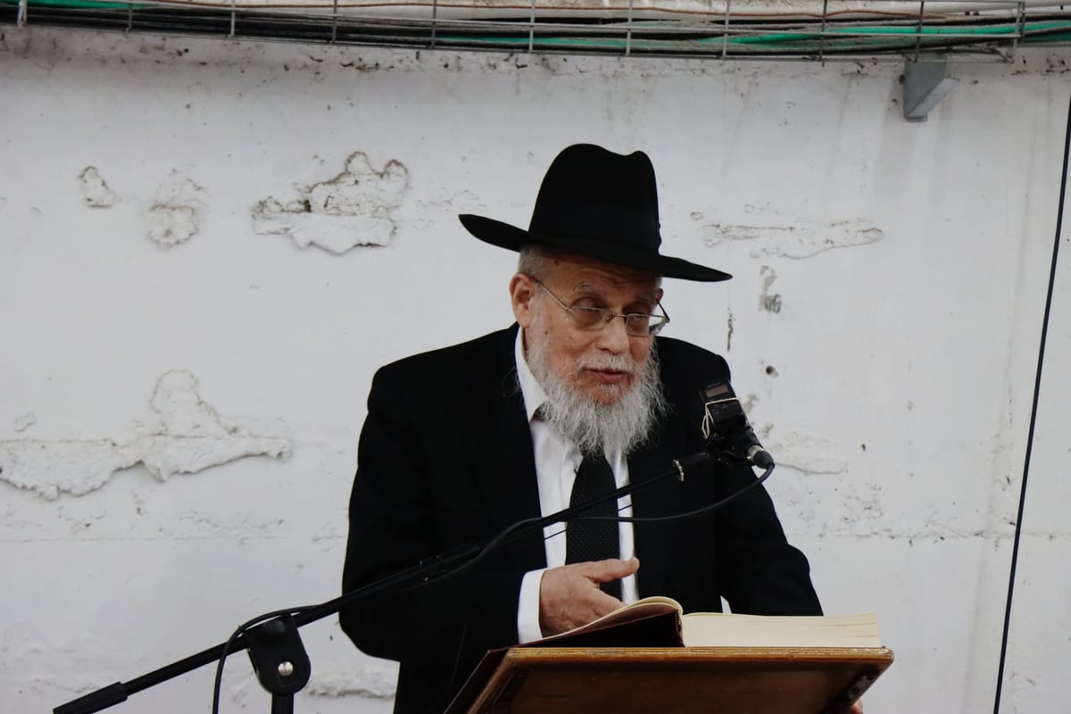 הגאון רבי דוד לוי בשיעור כללי בישיבת פוניבז'