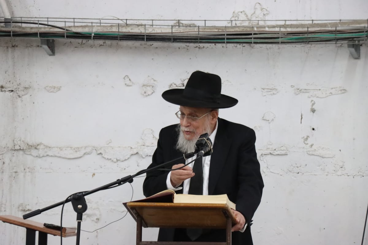 הגאון רבי דוד לוי בשיעור כללי בישיבת פוניבז'