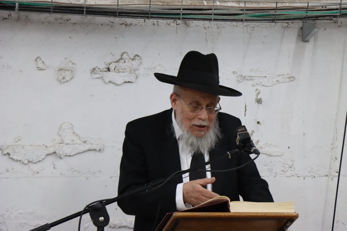 הגאון רבי דוד לוי בשיעור כללי בישיבת פוניבז'