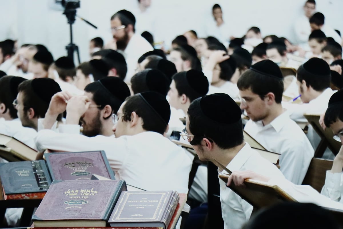 הגאון רבי דוד לוי בשיעור כללי בישיבת פוניבז'