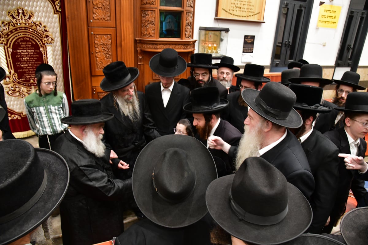 גאב"ד מאקווא בתפילת מעריב וספירת העומר בבית מדרשו באשדוד
