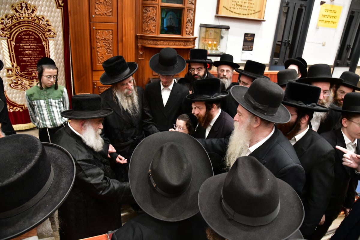 גאב"ד מאקווא בתפילת מעריב וספירת העומר בבית מדרשו באשדוד