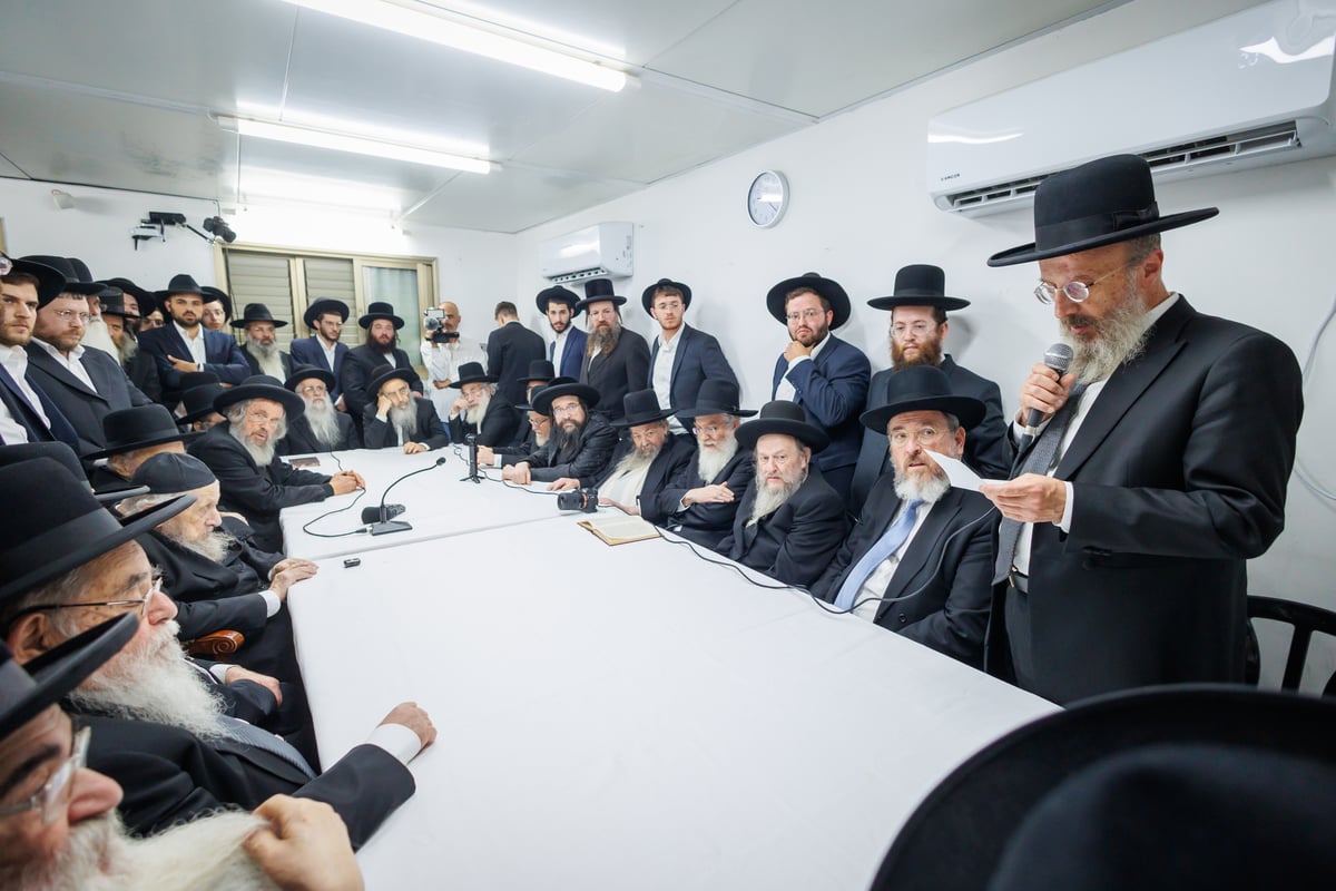 "שאו נא תפילה בעדי" | צפו בדברי המנהיג הליטאי בכנס החירום במעונו