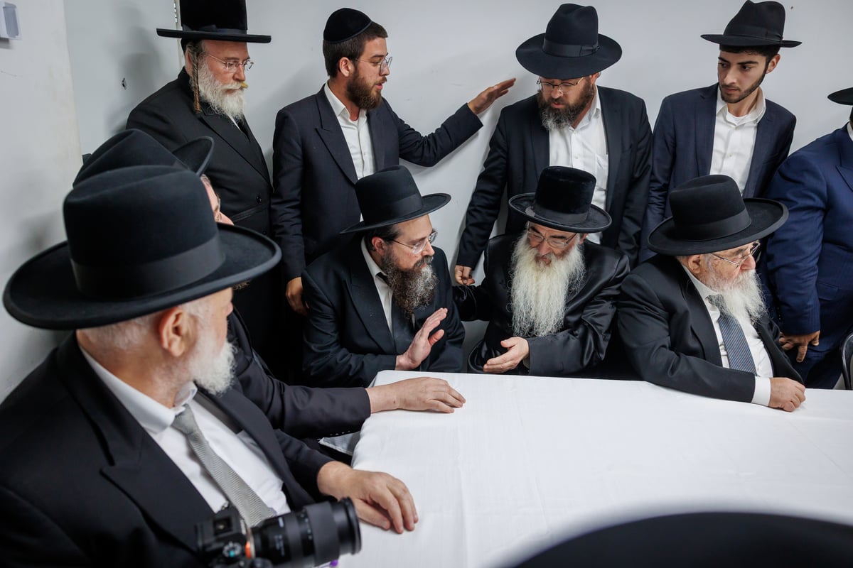 "שאו נא תפילה בעדי" | צפו בדברי המנהיג הליטאי בכנס החירום במעונו