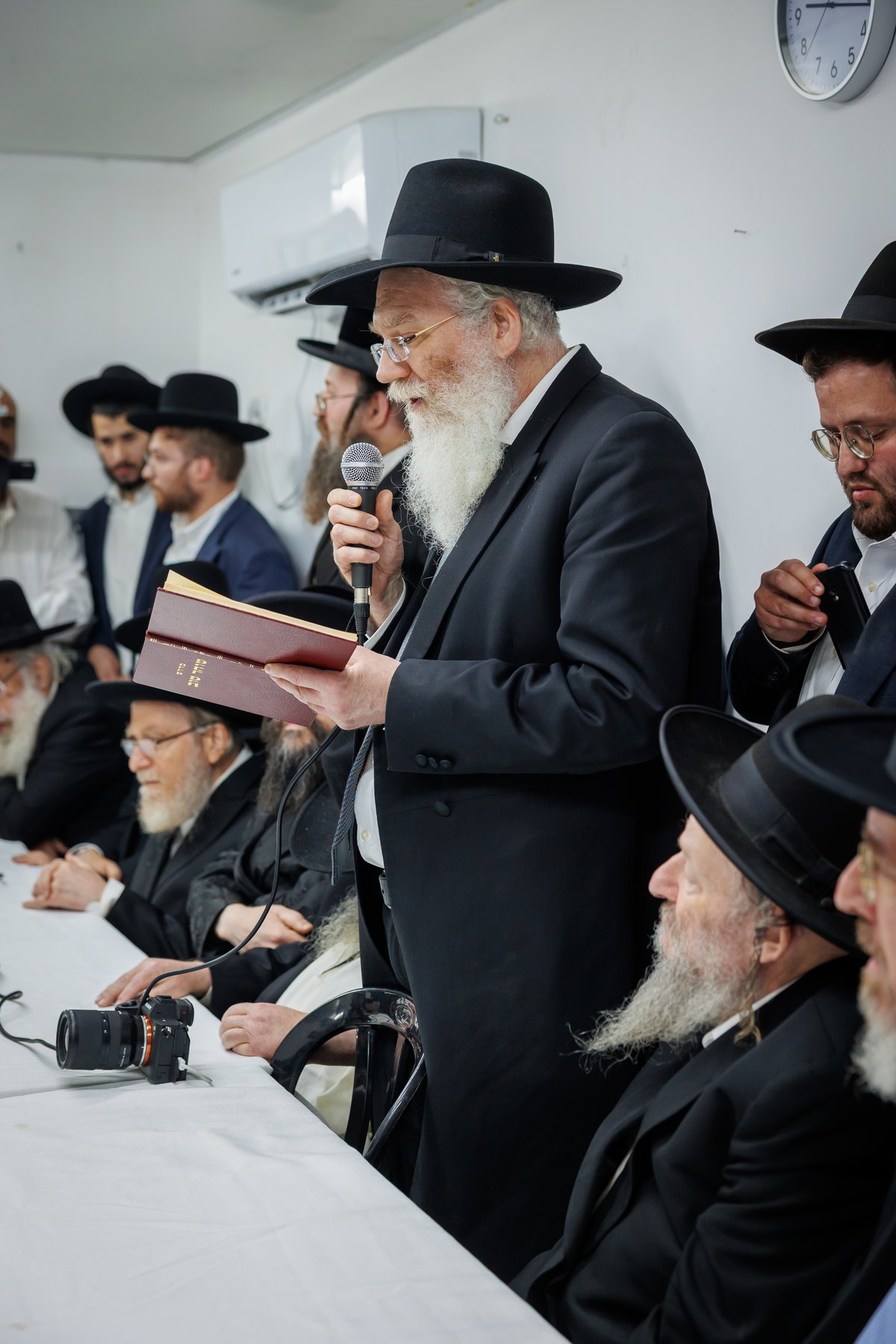 "שאו נא תפילה בעדי" | צפו בדברי המנהיג הליטאי בכנס החירום במעונו