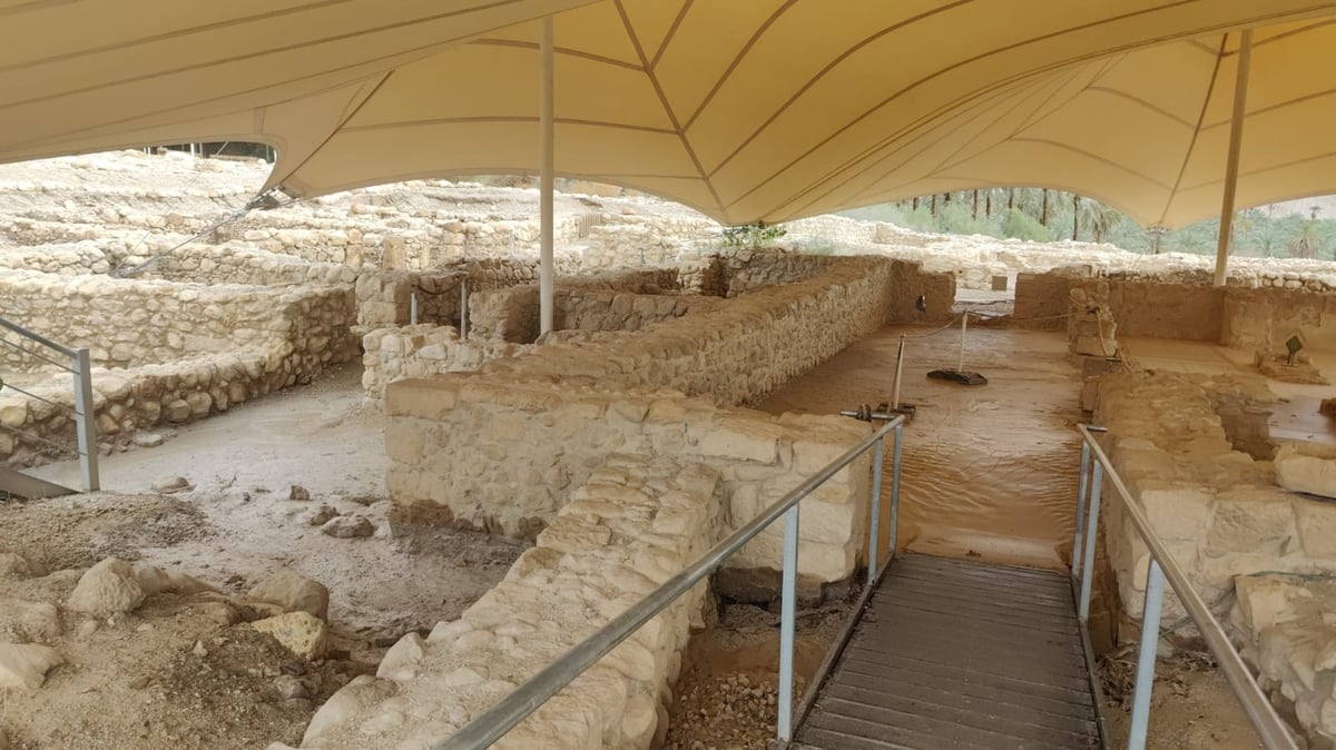 נזקים לאחר השיטפון בבית הכנסת העתיק בגן הלאומי עין גדי