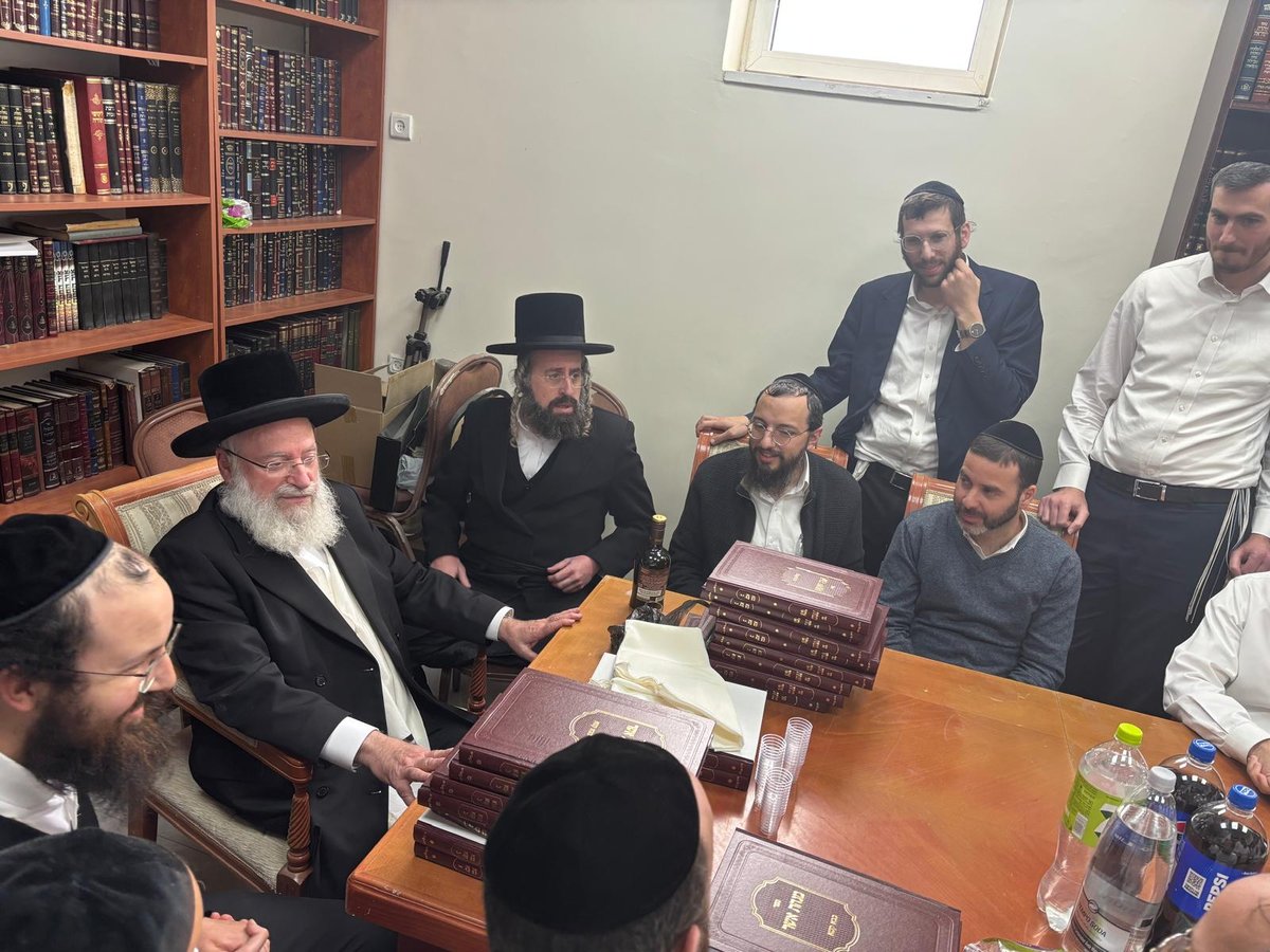 הגר"א וייס במעמד 'לחיים' לרגל הוצאת ספרו מנחת אשר חלק ל"ה