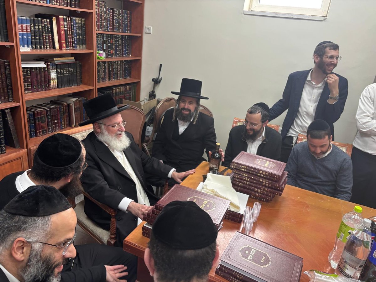 הגר"א וייס במעמד 'לחיים' לרגל הוצאת ספרו מנחת אשר חלק ל"ה