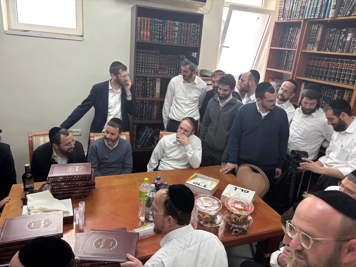 הגר"א וייס במעמד 'לחיים' לרגל הוצאת ספרו מנחת אשר חלק ל"ה