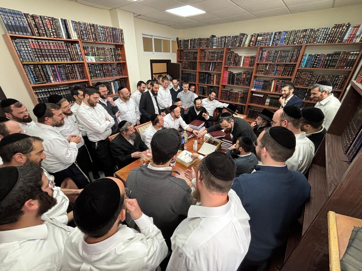 הגר"א וייס במעמד 'לחיים' לרגל הוצאת ספרו מנחת אשר חלק ל"ה