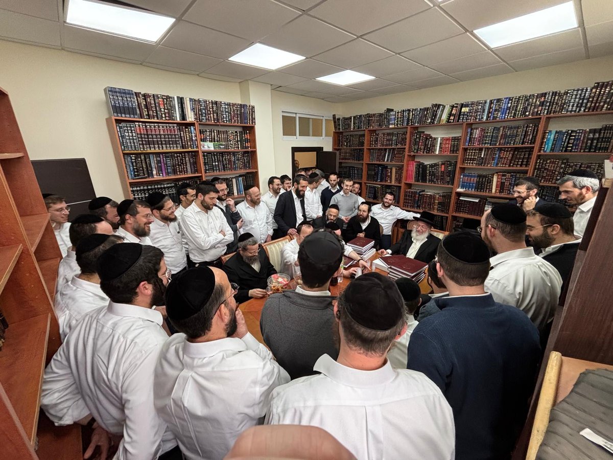 הגר"א וייס במעמד 'לחיים' לרגל הוצאת ספרו מנחת אשר חלק ל"ה