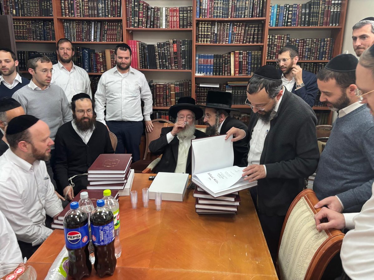 הגר"א וייס במעמד 'לחיים' לרגל הוצאת ספרו מנחת אשר חלק ל"ה