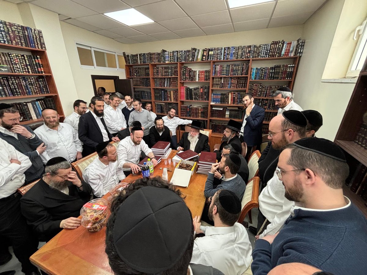 הגר"א וייס במעמד 'לחיים' לרגל הוצאת ספרו מנחת אשר חלק ל"ה