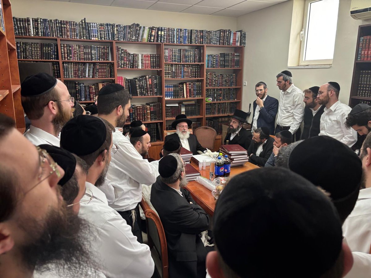 הגר"א וייס במעמד 'לחיים' לרגל הוצאת ספרו מנחת אשר חלק ל"ה