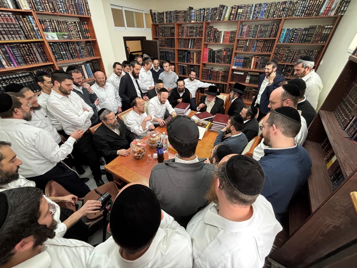הגר"א וייס במעמד 'לחיים' לרגל הוצאת ספרו מנחת אשר חלק ל"ה