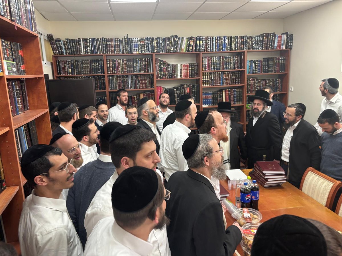 הגר"א וייס במעמד 'לחיים' לרגל הוצאת ספרו מנחת אשר חלק ל"ה