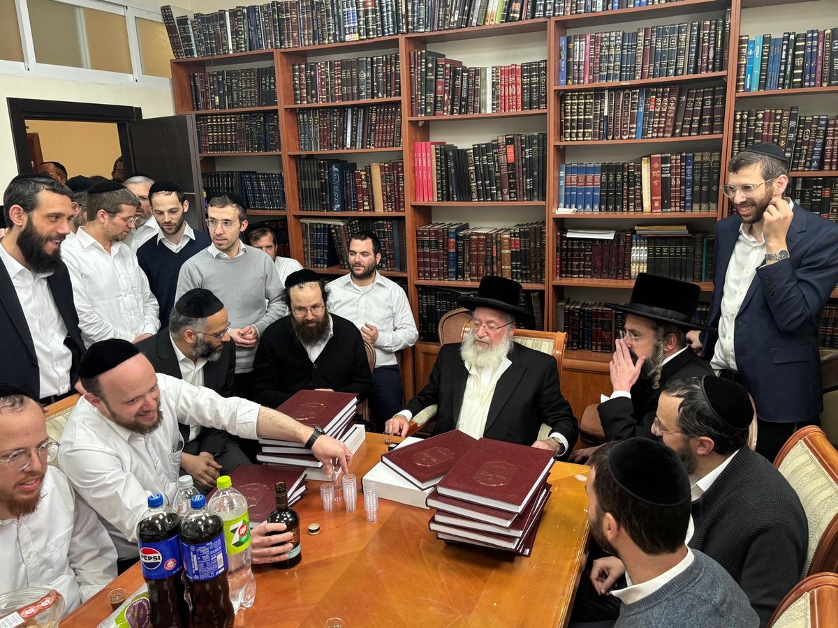 הגר"א וייס במעמד 'לחיים' לרגל הוצאת ספרו מנחת אשר חלק ל"ה