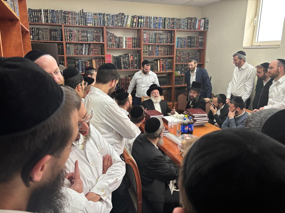 הגר"א וייס במעמד 'לחיים' לרגל הוצאת ספרו מנחת אשר חלק ל"ה