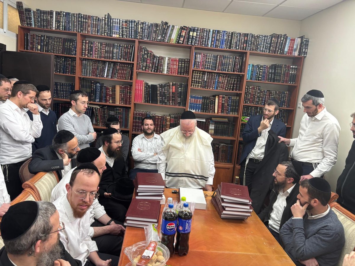 הגר"א וייס במעמד 'לחיים' לרגל הוצאת ספרו מנחת אשר חלק ל"ה