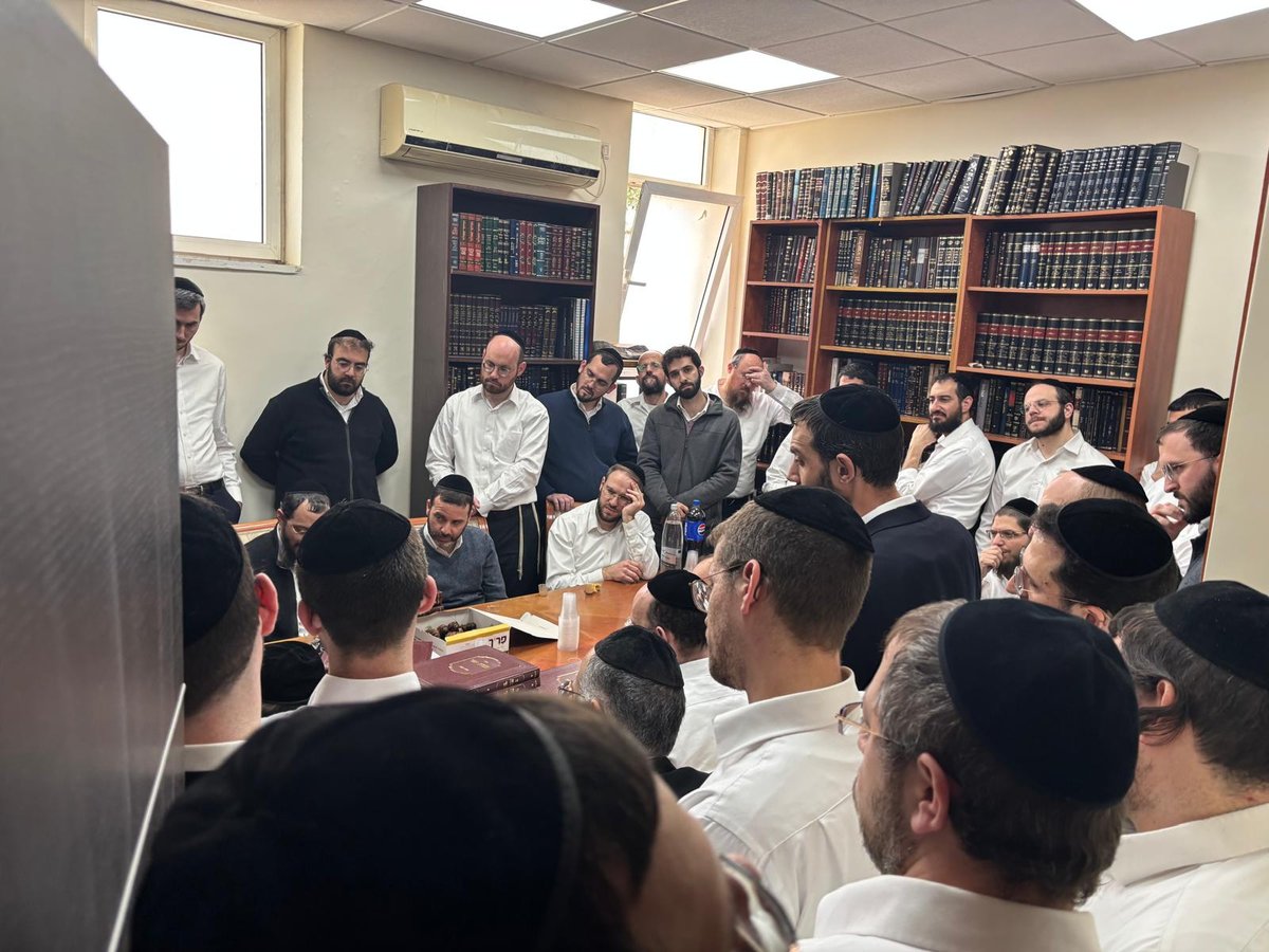 הגר"א וייס במעמד 'לחיים' לרגל הוצאת ספרו מנחת אשר חלק ל"ה