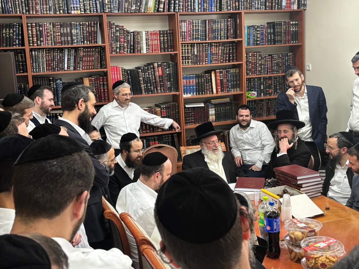 הגר"א וייס במעמד 'לחיים' לרגל הוצאת ספרו מנחת אשר חלק ל"ה