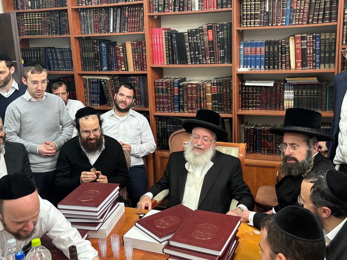הגר"א וייס במעמד 'לחיים' לרגל הוצאת ספרו מנחת אשר חלק ל"ה