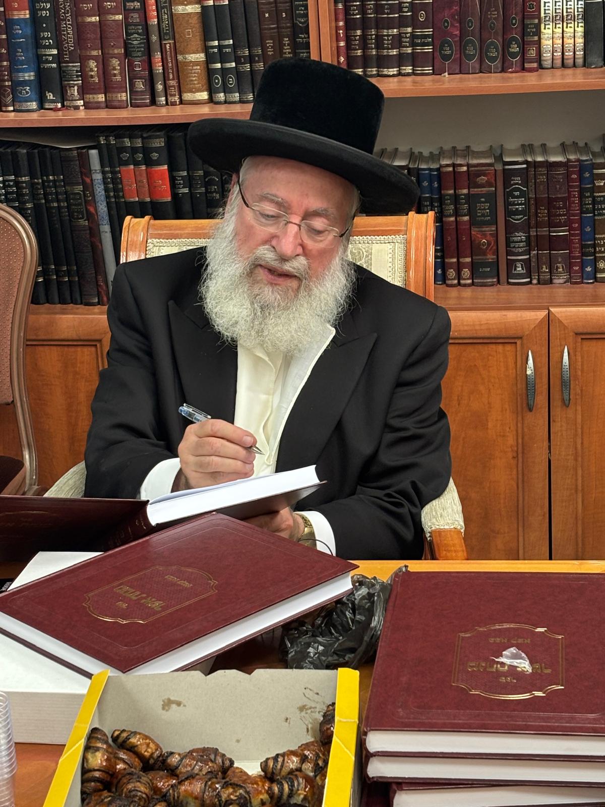הגר"א וייס במעמד 'לחיים' לרגל הוצאת ספרו מנחת אשר חלק ל"ה