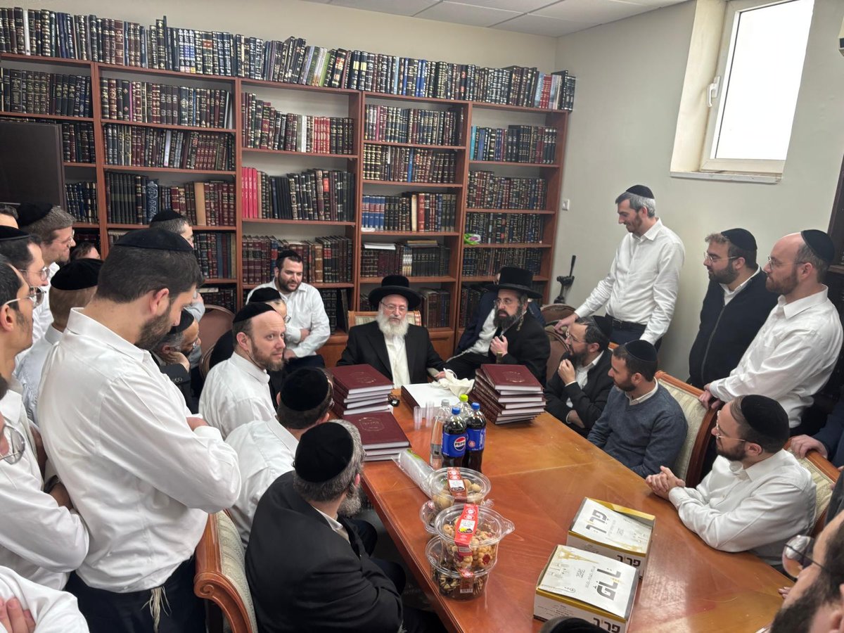 הגר"א וייס במעמד 'לחיים' לרגל הוצאת ספרו מנחת אשר חלק ל"ה