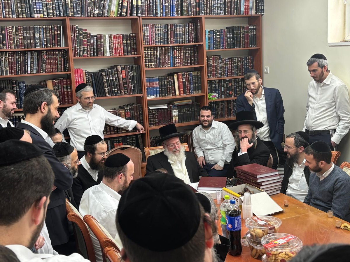 הגר"א וייס במעמד 'לחיים' לרגל הוצאת ספרו מנחת אשר חלק ל"ה