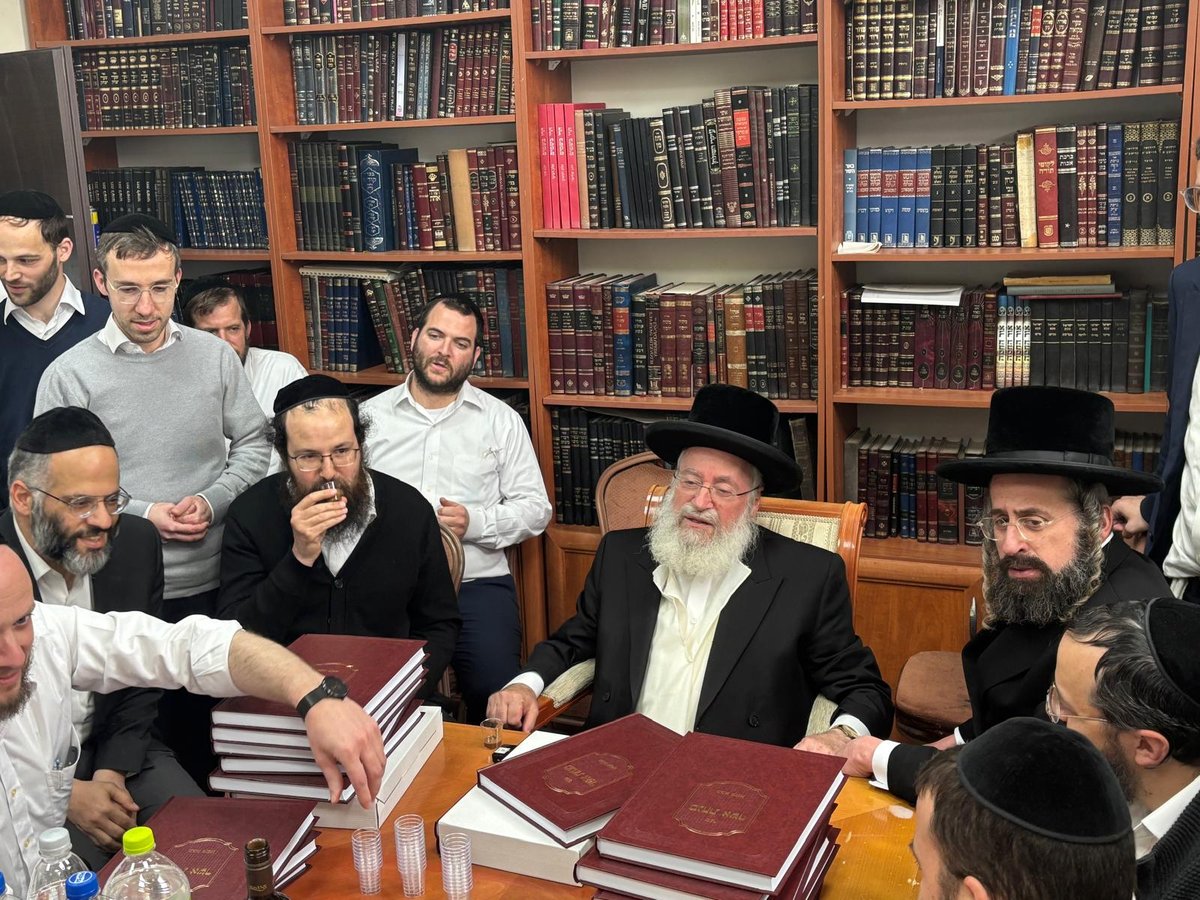 הגר"א וייס במעמד 'לחיים' לרגל הוצאת ספרו מנחת אשר חלק ל"ה