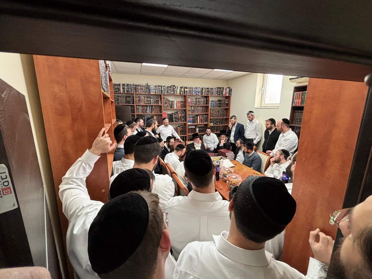 הגר"א וייס במעמד 'לחיים' לרגל הוצאת ספרו מנחת אשר חלק ל"ה