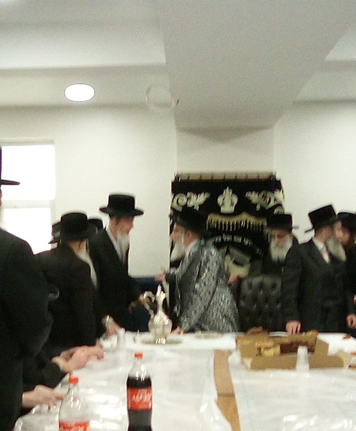 האדמו"ר מויז'ניץ מונסי בקביעת מזוזות לביהמ"ד ויז'ניץ בלונדון