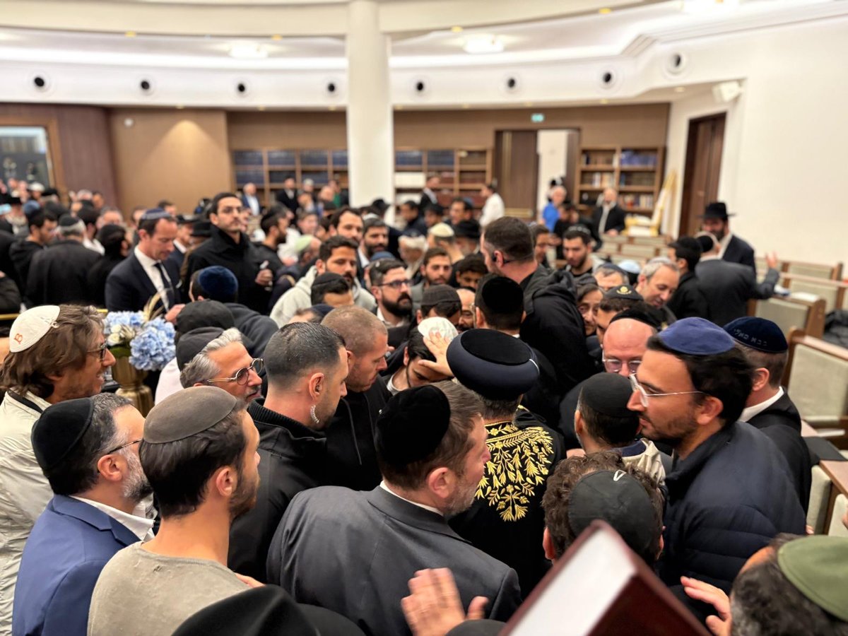 המונים מתגודדים סביב הראשון לציון לבקש ברכתו