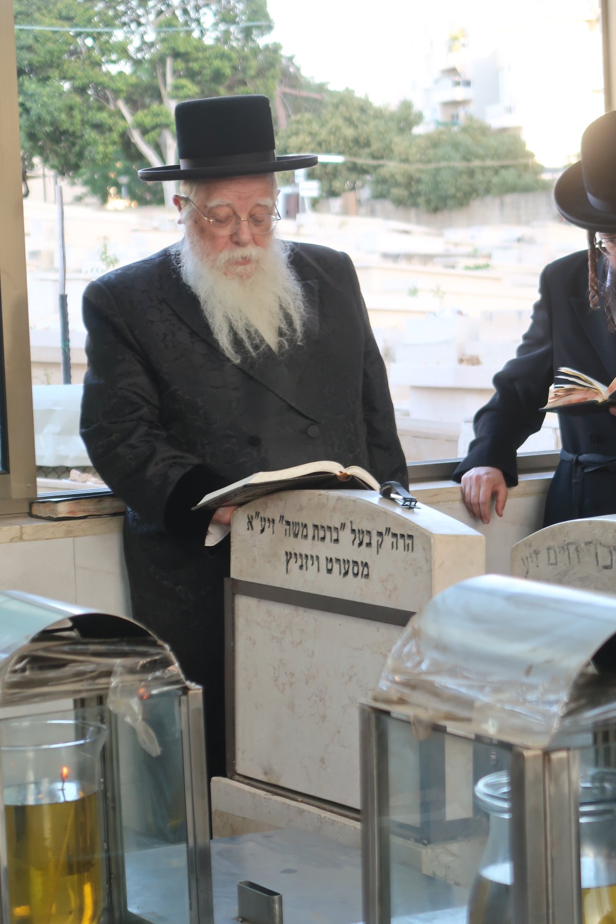 האדמו"ר משאץ ויז'ניץ בתפילה בבית העלמין בבני ברק