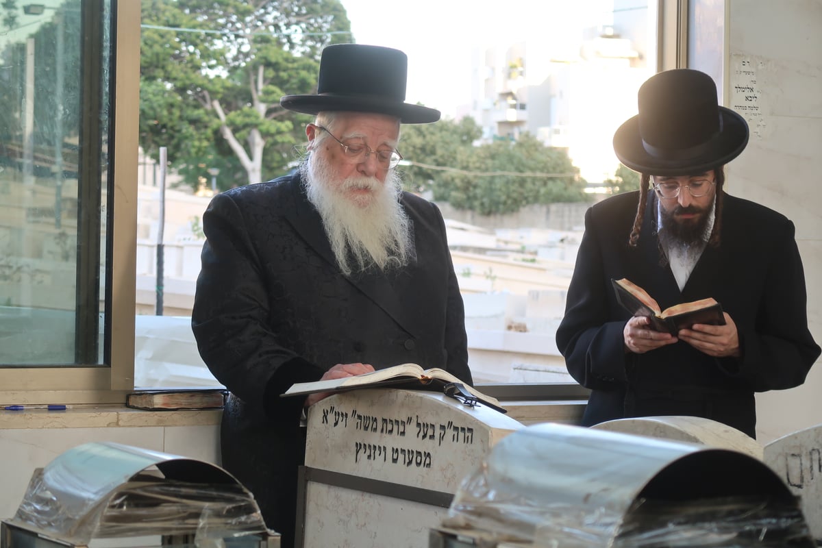 האדמו"ר משאץ ויז'ניץ בתפילה בבית העלמין בבני ברק