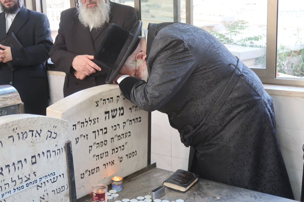 האדמו"ר משאץ ויז'ניץ בתפילה בבית העלמין בבני ברק