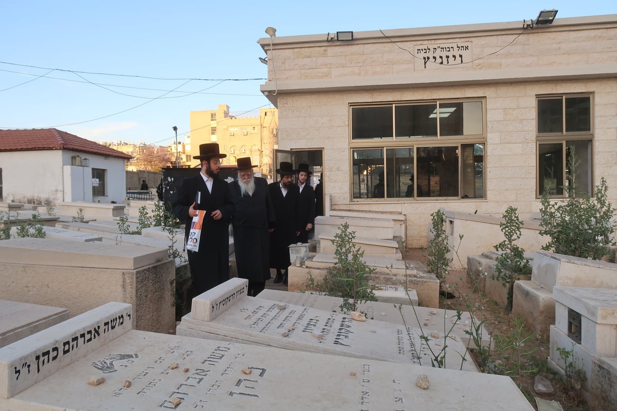 האדמו"ר משאץ ויז'ניץ בתפילה בבית העלמין בבני ברק