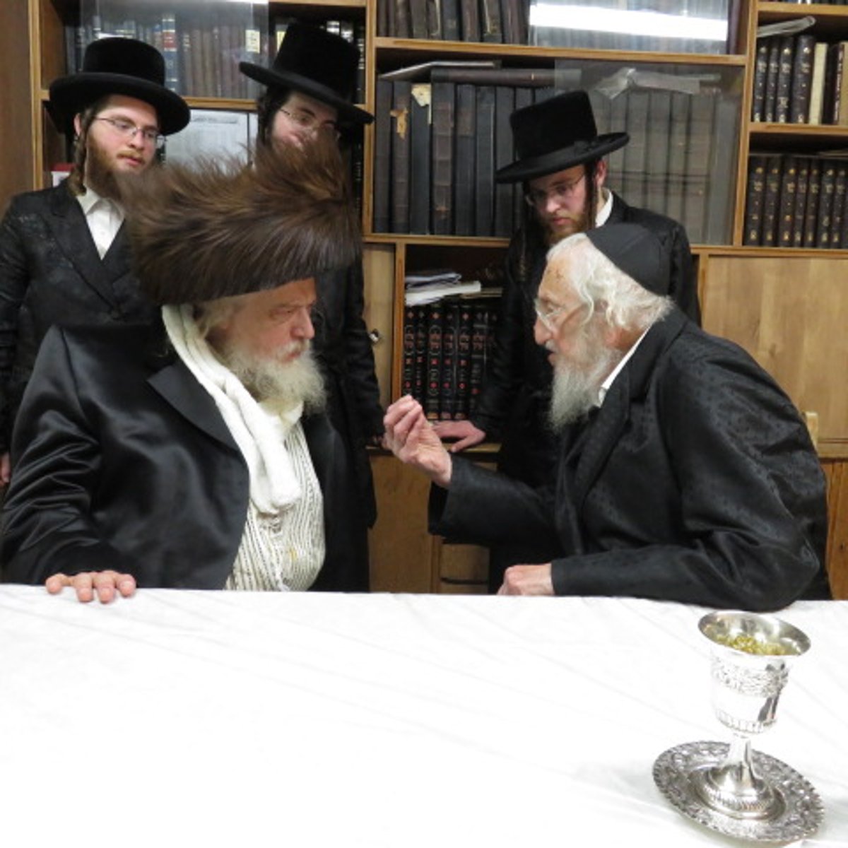 האדמו"ר ממבקשי אמונה בביקור אצל הגר"א לוי