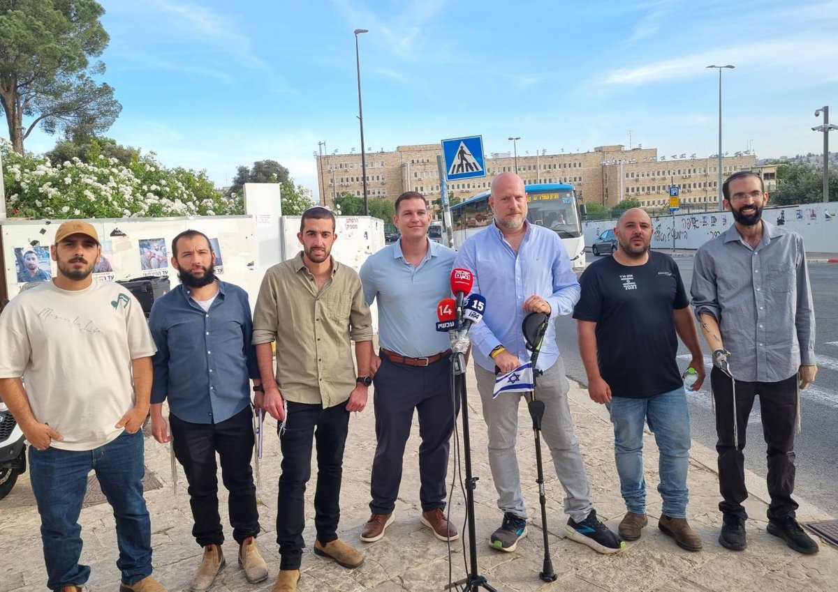 נציגי הפצועים בהצהרה לתקשורת