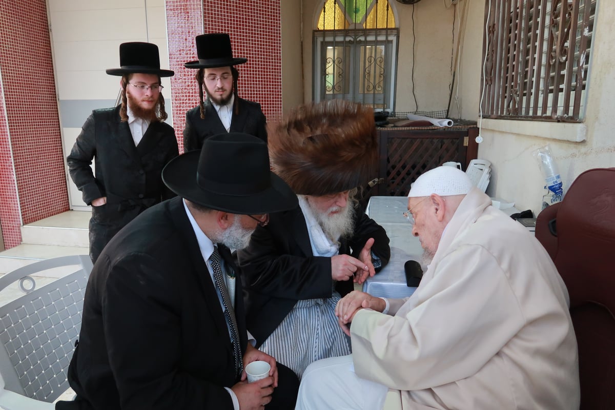 האדמו"ר ממבקשי אמונה בביקור אצל האדמו"ר ר' ברוך אבוחצירא 