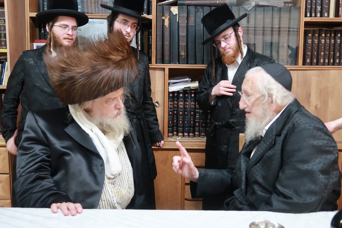 האדמו"ר ממבקשי אמונה בביקור אצל הגר"א לוי