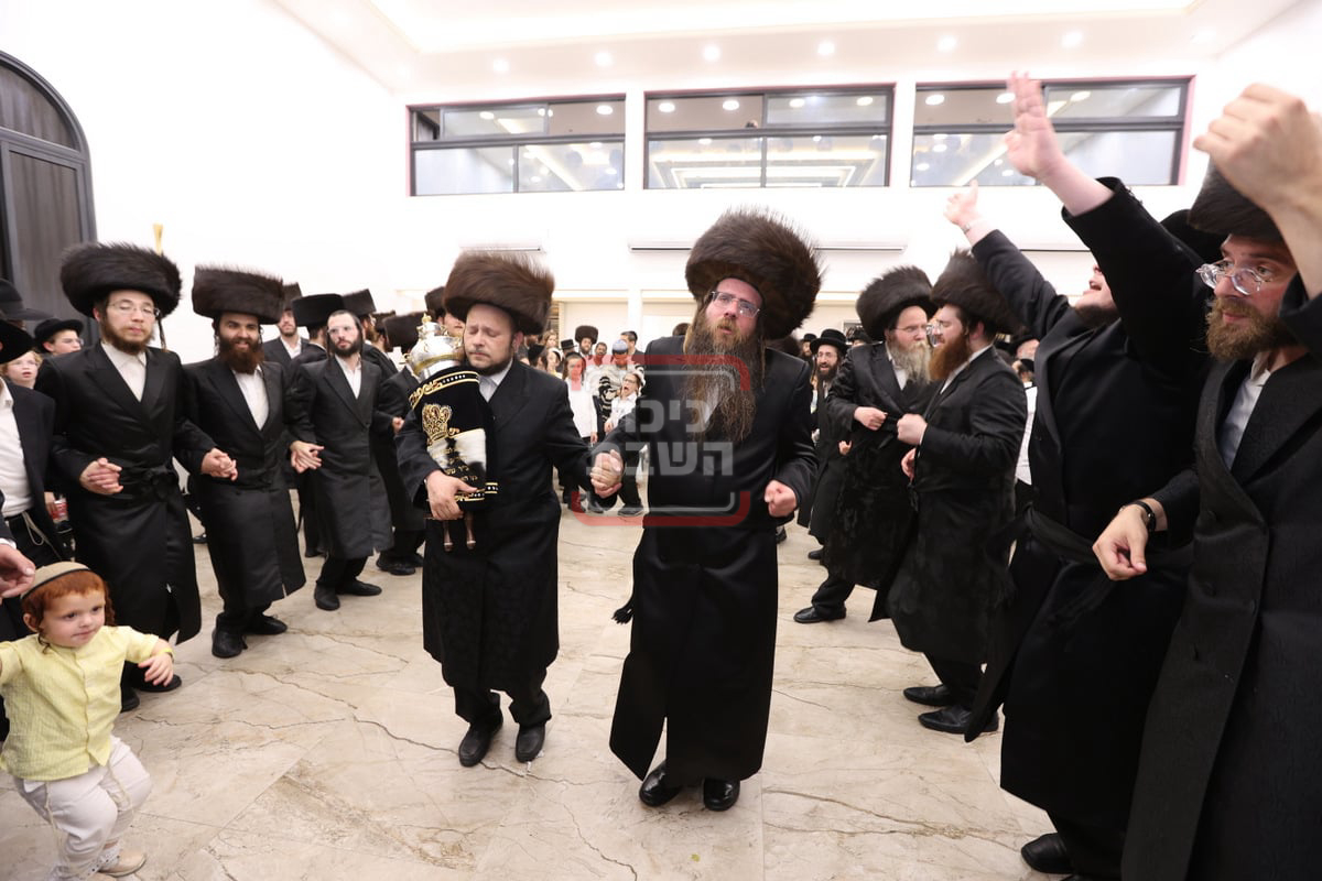 הכנסת ס"ת לביהמ"ד 'קהל חסידים' בב"ב