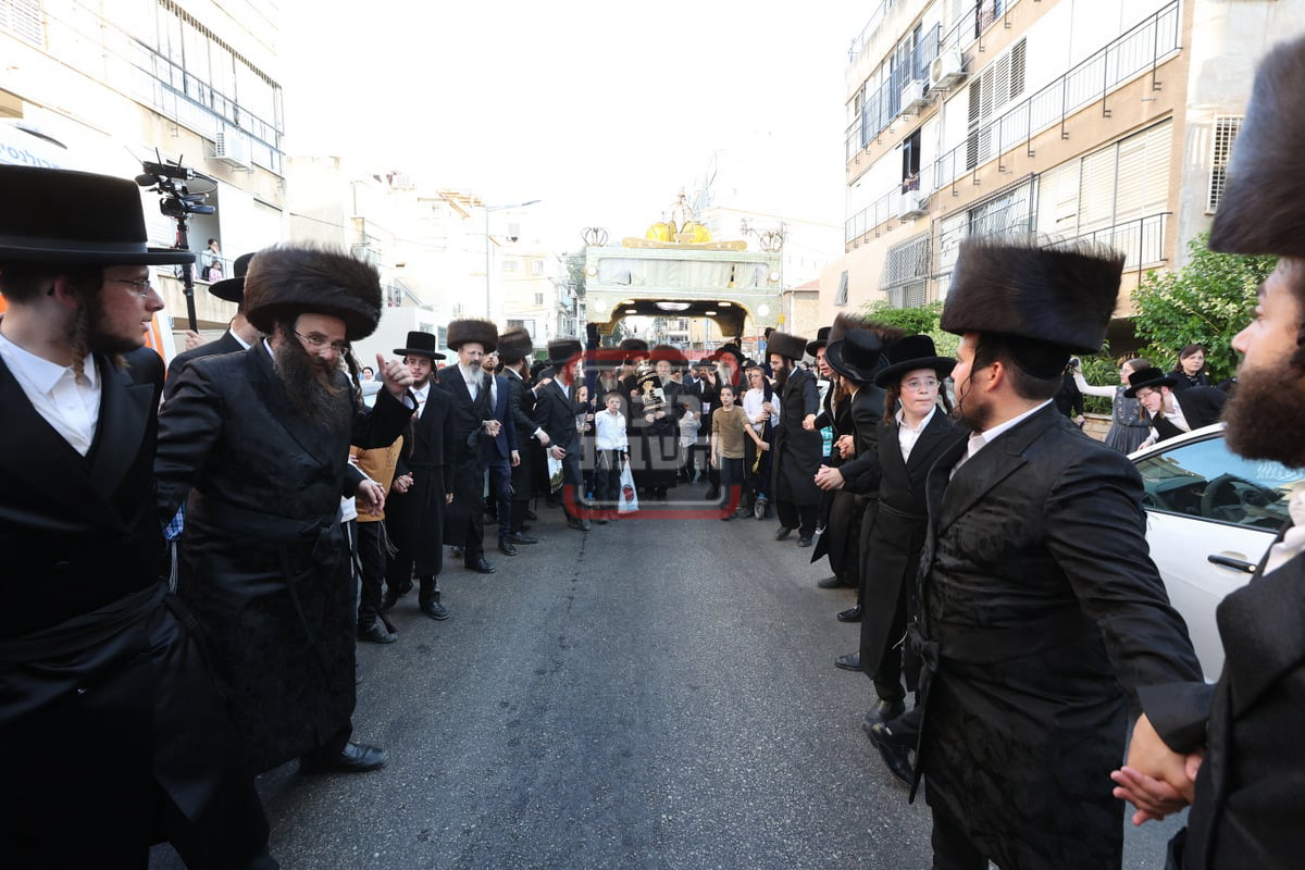 הכנסת ס"ת לביהמ"ד 'קהל חסידים' בב"ב