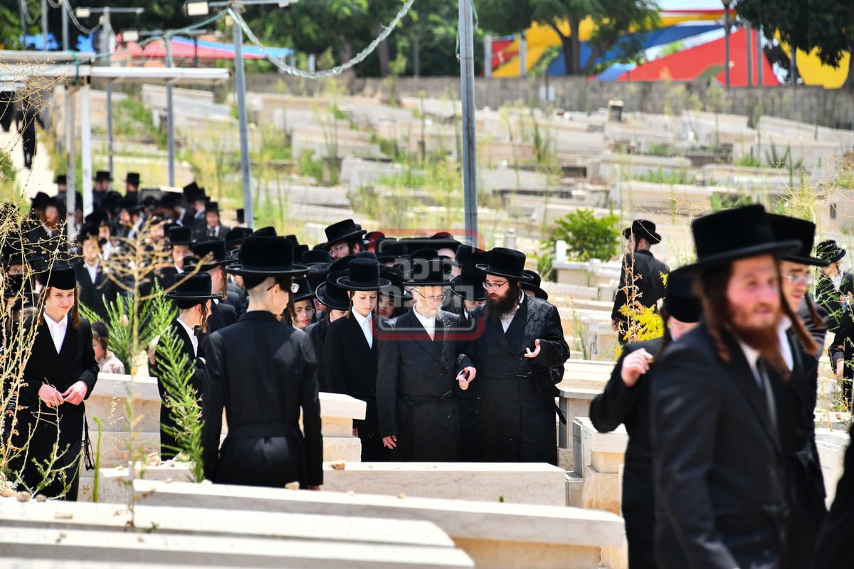 האדמו"ר מסערט ויז'ניץ בציון אביו זצ"ל