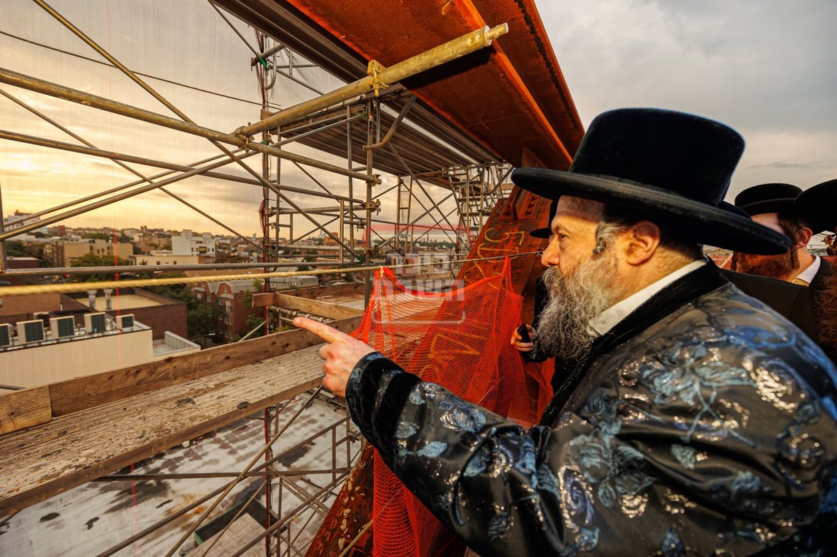 האדמו"ר מבאבוב 45 בסיור בשטח בית מדרשו ההולך ונשלם 