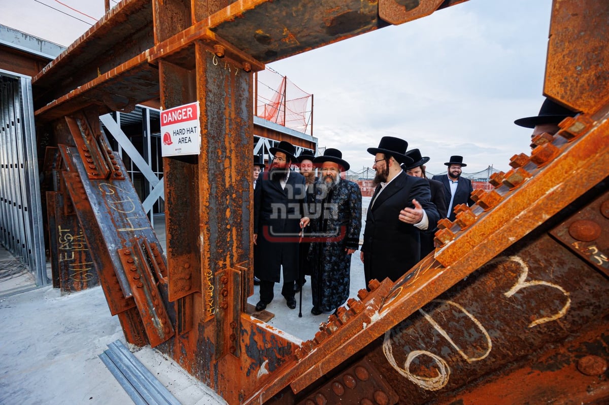 האדמו"ר מבאבוב 45 בסיור בשטח בית מדרשו ההולך ונשלם 