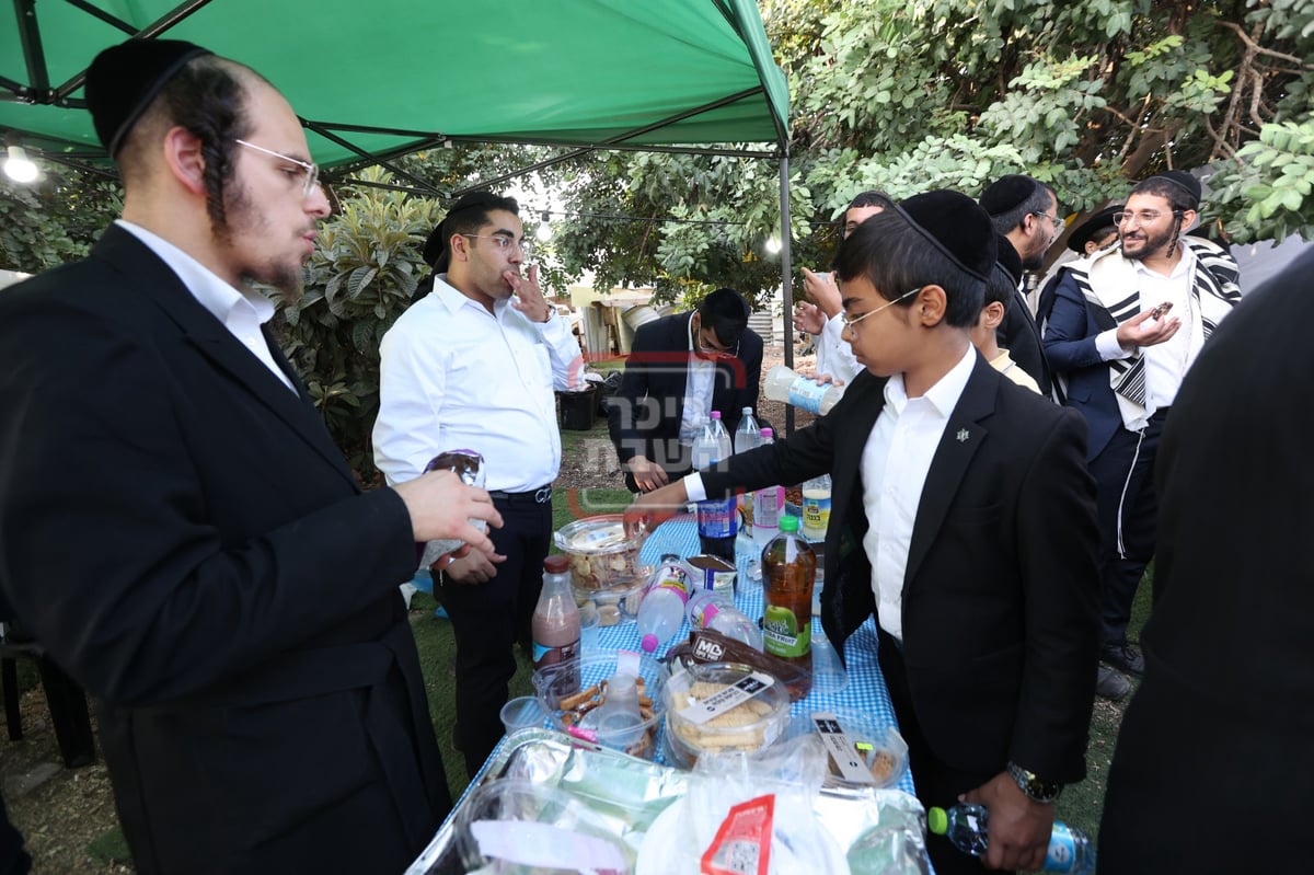 המונים בתפילה בציון הצדיק בעג'ור